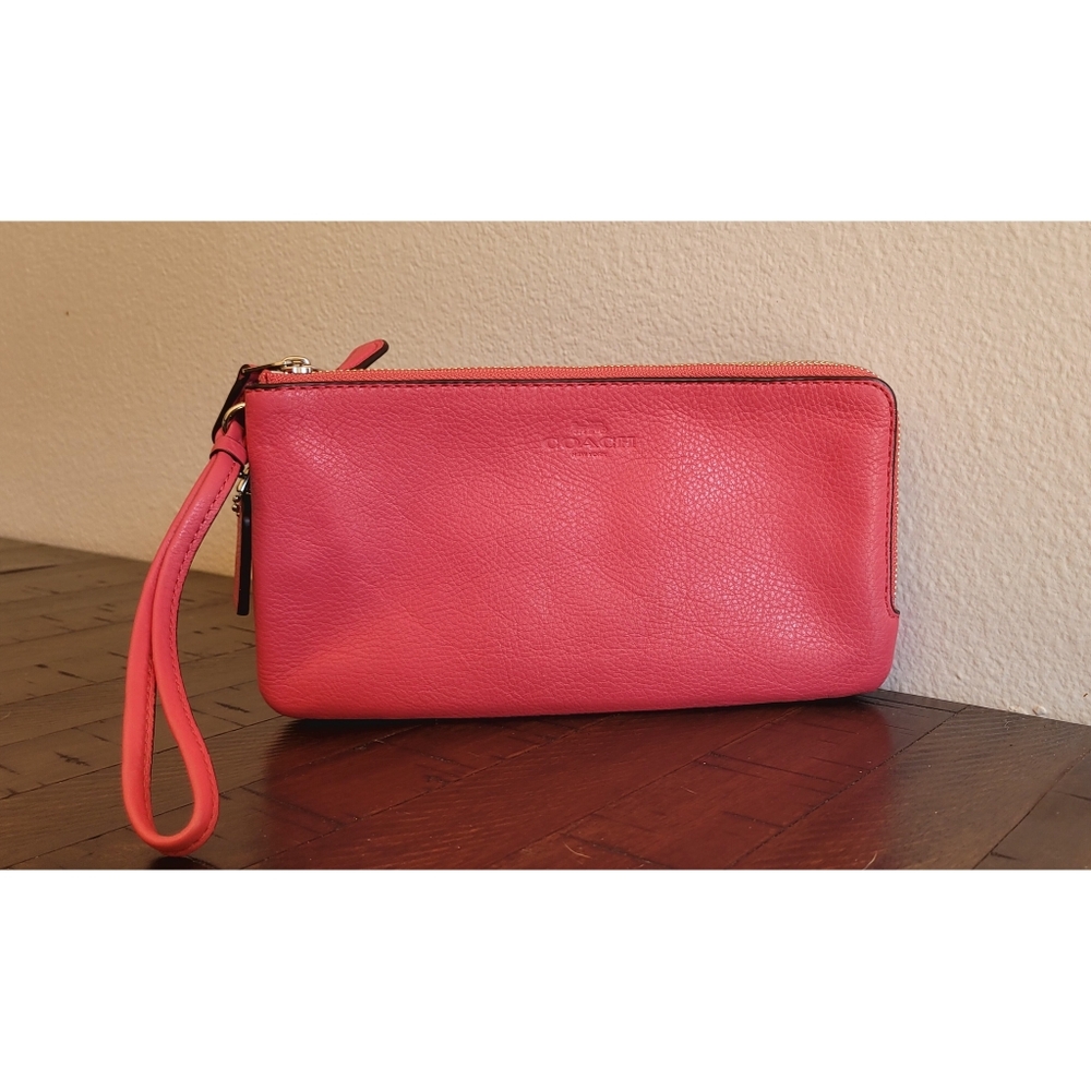 COACH NWOT Pebbled Leather Strawberry Wristlet Wallet